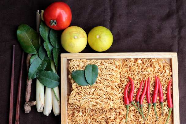 Fideos instantáneos secos - ramen asiático y verduras para la sopa
 - Foto, Imagen