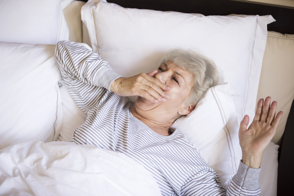 mature woman in bed - Фото, зображення
