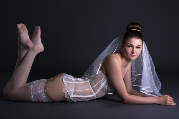 joven novia hermosa en lencería sexy blanco con velo de mentira ove - Foto, Imagen