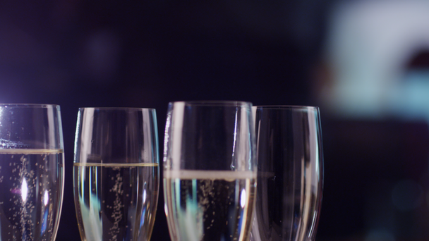 Öntés pezsgő szemüveg töltve a Party. - Felvétel, videó