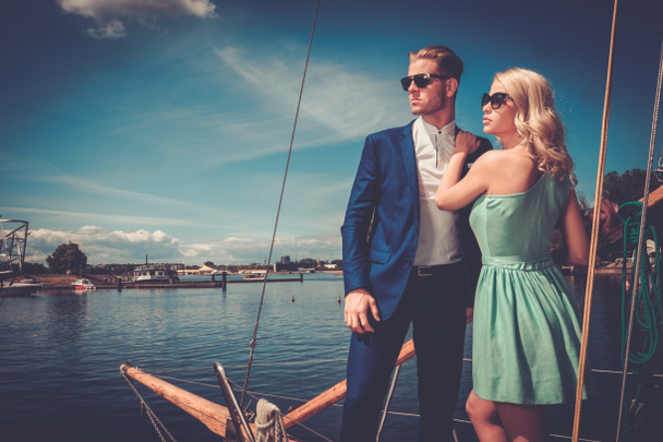 coppia ricca su uno yacht di lusso
 - Foto, immagini