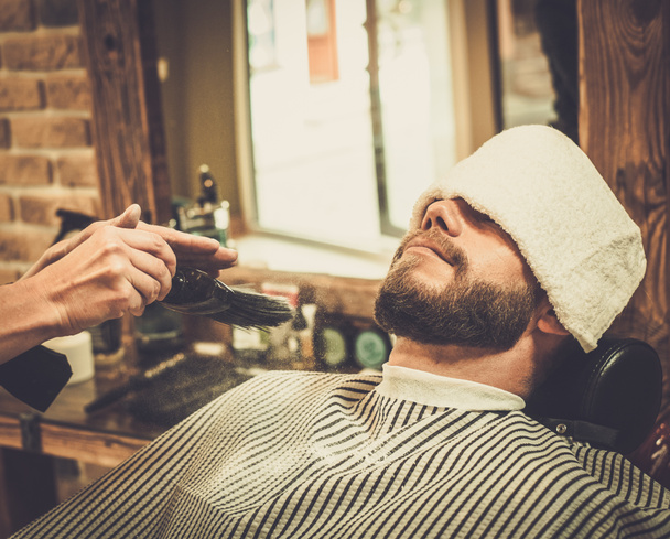 Parrucchiere applicare barba in polvere
 - Foto, immagini
