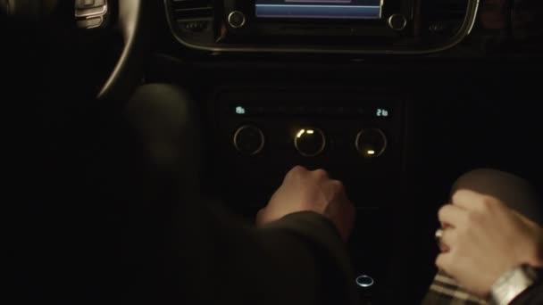 Lovers Joining Hands in Car - Filmagem, Vídeo