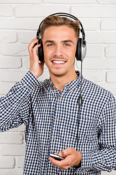 Homme élégant écoutant de la musique sur écouteurs
 - Photo, image