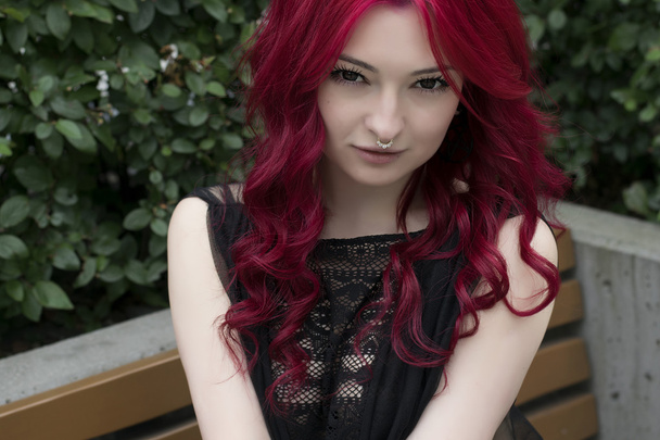 Bahçe çok güzel kızıl saçlı kız - Fotoğraf, Görsel