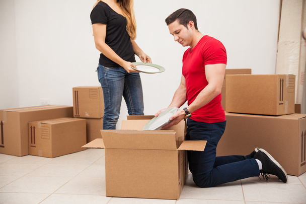 man and girlfriend putting stuff in boxes - Photo, Image