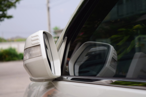 parkeren van de auto met kant achteruitkijkspiegel gesloten voor veiligheid - Foto, afbeelding