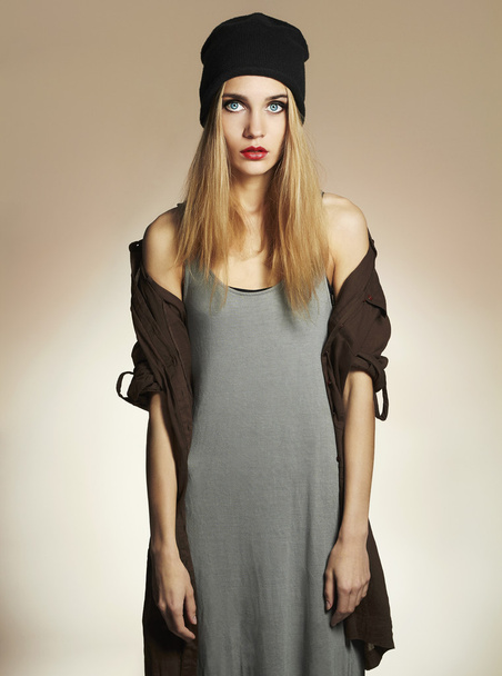 fashionable beautiful young woman in cap. beauty blond girl in hat - Foto, afbeelding