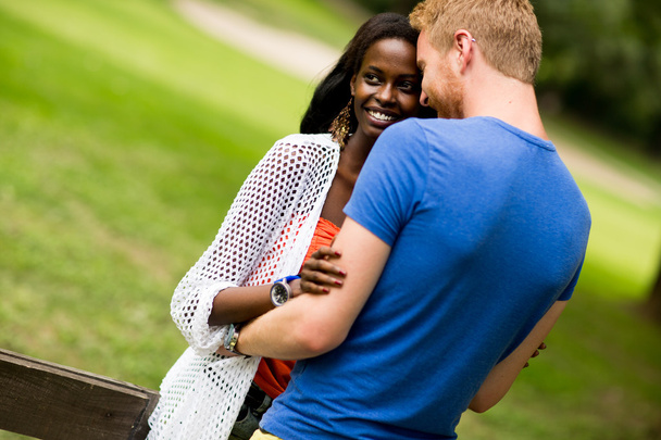 Couple multiracial dans le parc
 - Photo, image