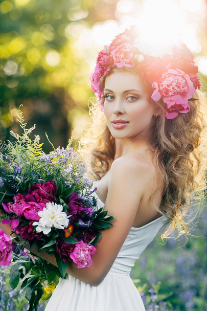 Мода Краса Модель Дівчина з квітами у волоссі у весільній сукні
. - Фото, зображення