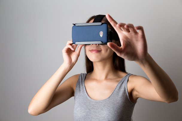kobieta przy użyciu urządzenia do wirtualnej rzeczywistości - Zdjęcie, obraz