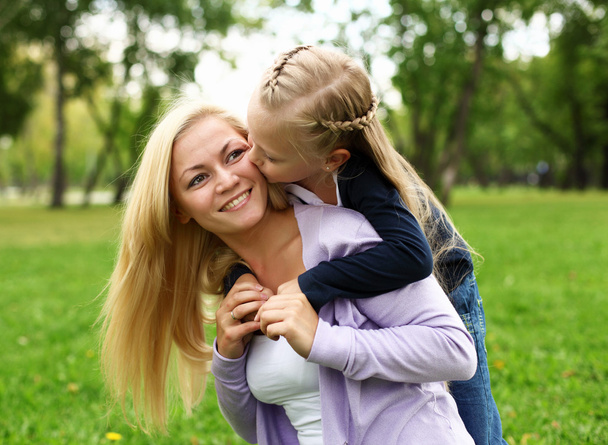 Mother and daughter in park - Foto, afbeelding