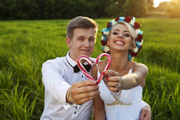 Felice sposa e sposo sul campo verde brillante
 - Foto, immagini