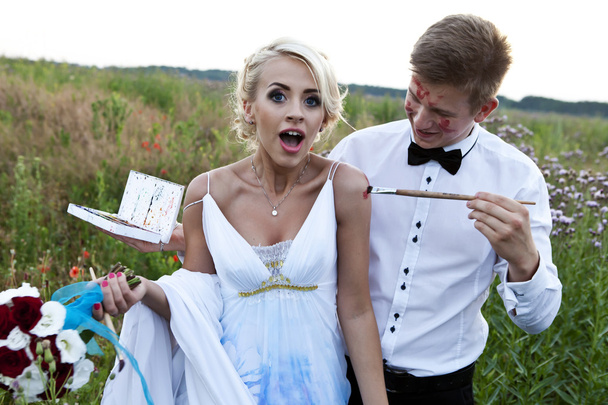 nevěsta a ženich malovat na stojan emoce  - Fotografie, Obrázek
