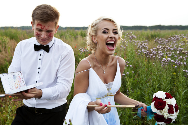 a menyasszony és a vőlegény festék egy festőállvány-érzelem  - Fotó, kép