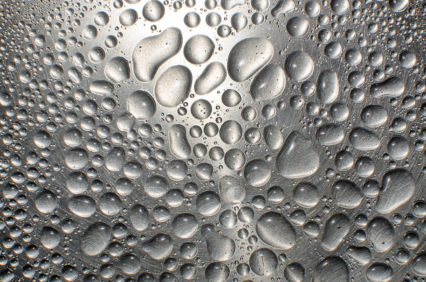 Σταγόνες νερού σε μεταλλικά λαμπερή επιφάνεια  - Φωτογραφία, εικόνα