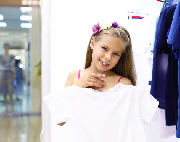 Little girl doing shopping - Fotó, kép