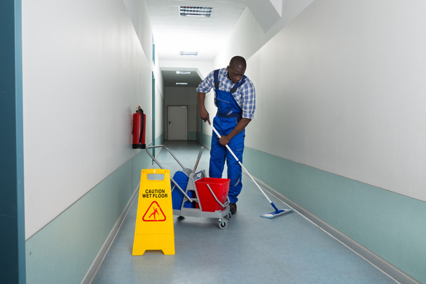 Male Janitor Mopping - Zdjęcie, obraz