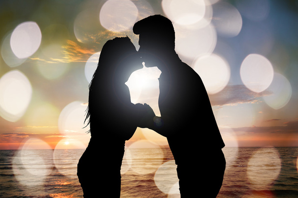 couple embrasser à la plage
 - Photo, image