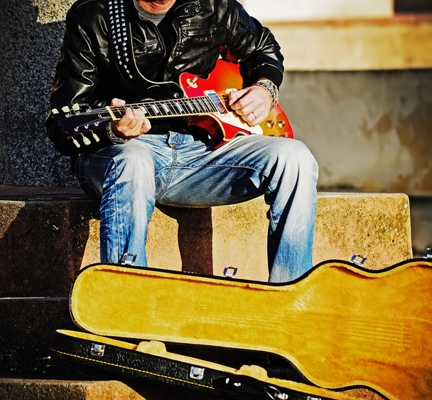kytarista s případem otevřené kytara - Fotografie, Obrázek
