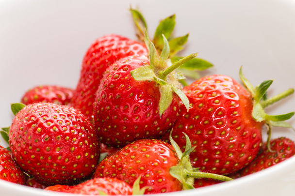 Schüssel mit reifen Erdbeeren - Foto, Bild