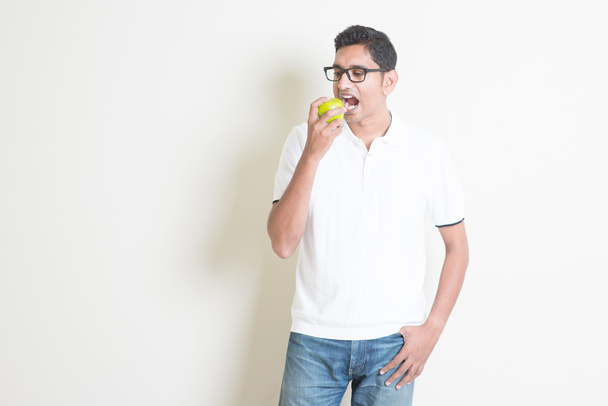 man Eating green apple - Foto, immagini