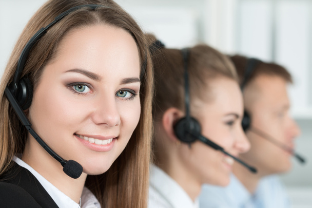 улыбающийся оператор поддержки клиентов на работе - Фото, изображение