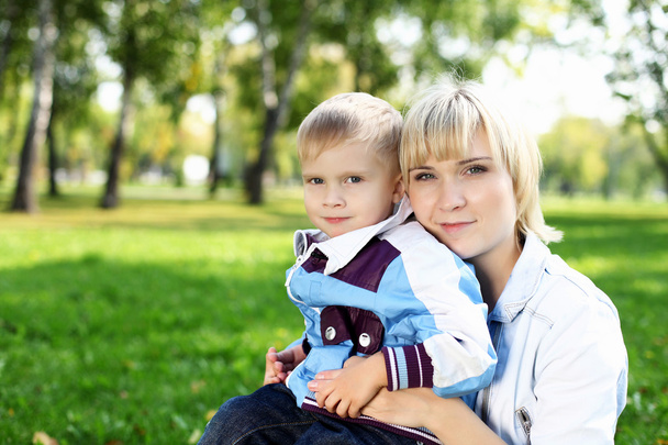 junge Mutter mit ihrem Sohn im Sommerpark - Foto, Bild
