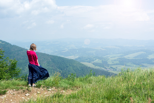 A hegyek tartózkodó nő - Fotó, kép