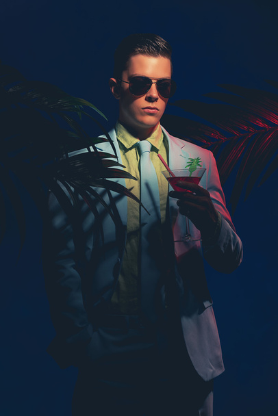 Hombre atractivo en traje de negocios con cóctel
 - Foto, imagen