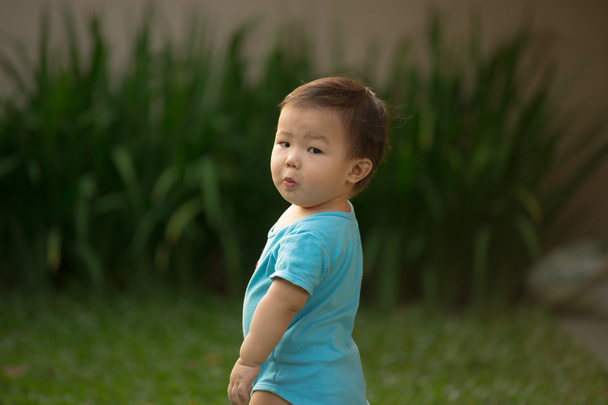1 rok starý čínský asijské chlapce baví v modré kombinézy - Fotografie, Obrázek