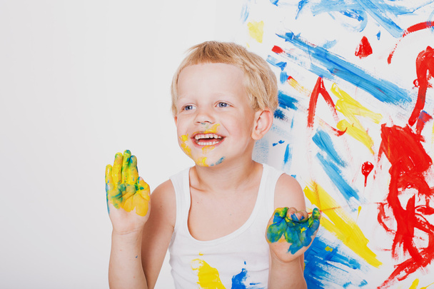 Egy kis rendetlen gyerek festőművész portréja. Iskola. Óvodai. Oktatás. A kreativitás. Stúdió portré fölött fehér háttér - Fotó, kép