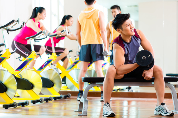edzés az edzőteremben fitness sport ember - Fotó, kép