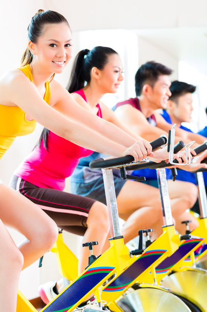 pessoas girando treinamento de bicicleta no ginásio de fitness
 - Foto, Imagem