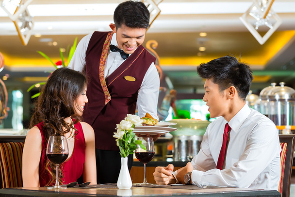 Ober diner serveren in elegante restaurant - Foto, afbeelding