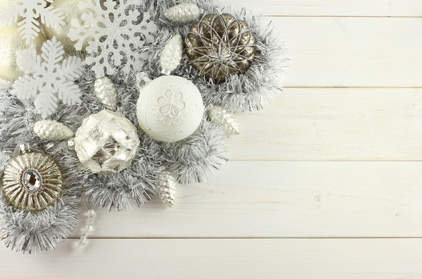 Joulukoristeet - valkoinen ja hopea pallot, hopea käpyjä, valkoinen lumihiutaleet, hopea Garland valkoisella puupohjalla
 - Valokuva, kuva