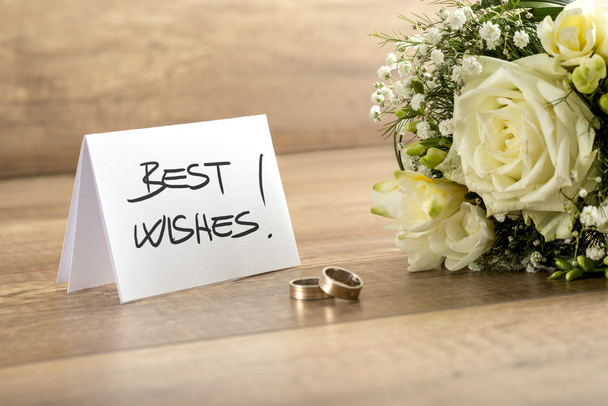 Hochzeitsblumen, Ringe und Karte auf Holztisch - Foto, Bild