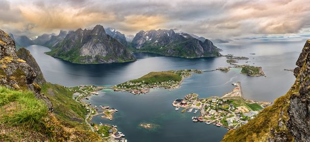 Πανόραμα των βουνών και Reine στα νησιά Lofoten, Νορβηγία - Φωτογραφία, εικόνα