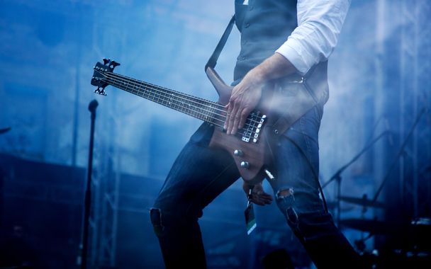 Guitarrista en el escenario - Foto, imagen