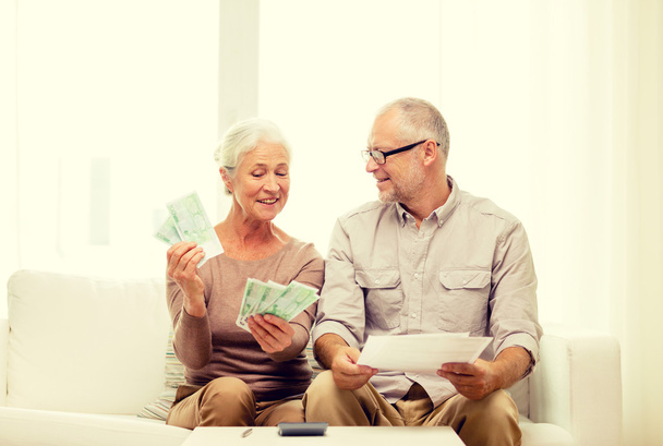 senior couple with money and calculator at home - Φωτογραφία, εικόνα