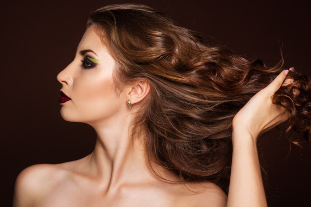 Kaunis brunette tyttö terveet kiharat hiukset
 - Valokuva, kuva