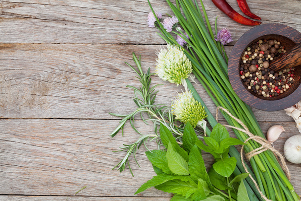 Friss fűszernövények és fűszerek a kerti asztal - Fotó, kép