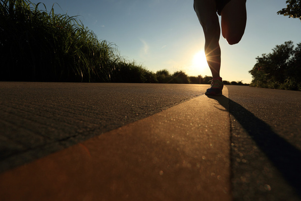 молодая фитнес-женщина бегает
 - Фото, изображение