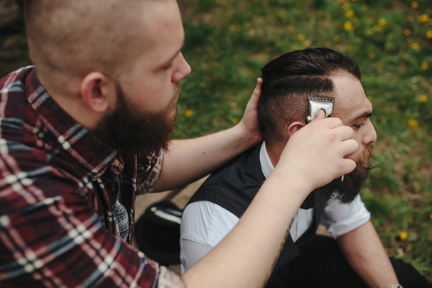 парикмахер бреет бородатого мужчину
 - Фото, изображение