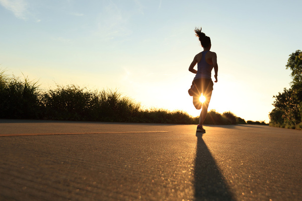νέοι γυμναστήριο γυναίκα που τρέχει - Φωτογραφία, εικόνα