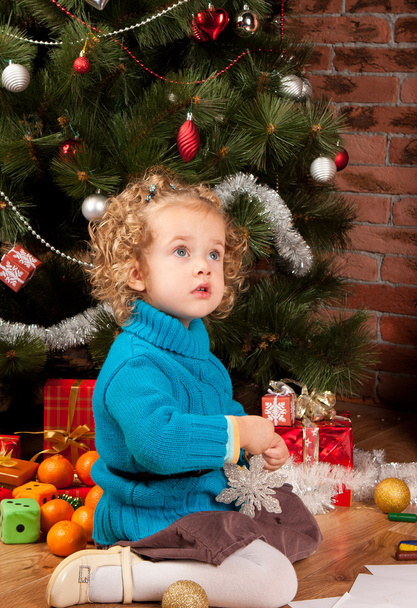 Little girl near Christmas tree - Valokuva, kuva