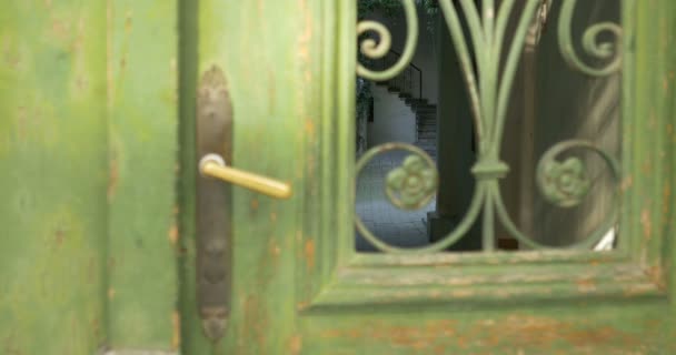 Vintage dveře na vnitřním nádvoří - Záběry, video