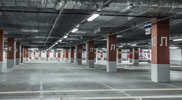 Підземний гараж паркування
  - Фото, зображення