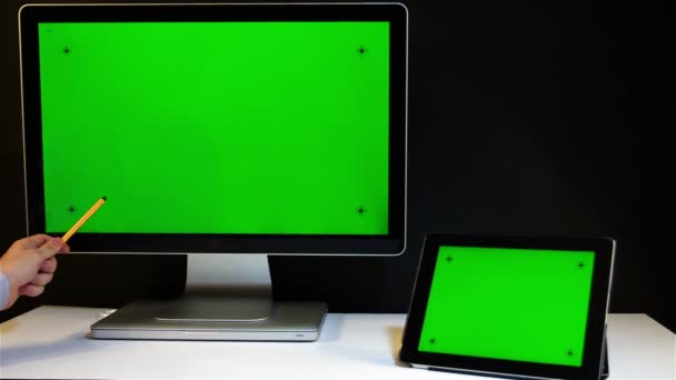 Tablet PC and Display with a Green Screen - Video, Çekim