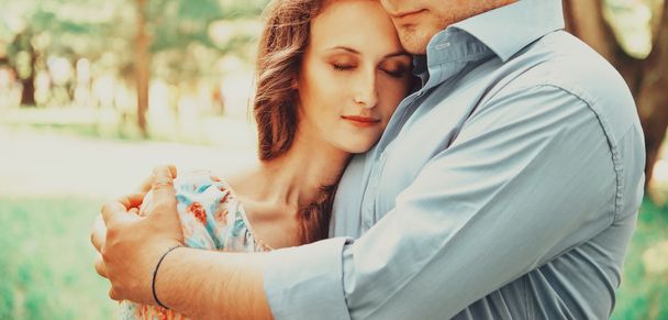 Hombre abrazando a mujer con los ojos cerrados
 - Foto, Imagen